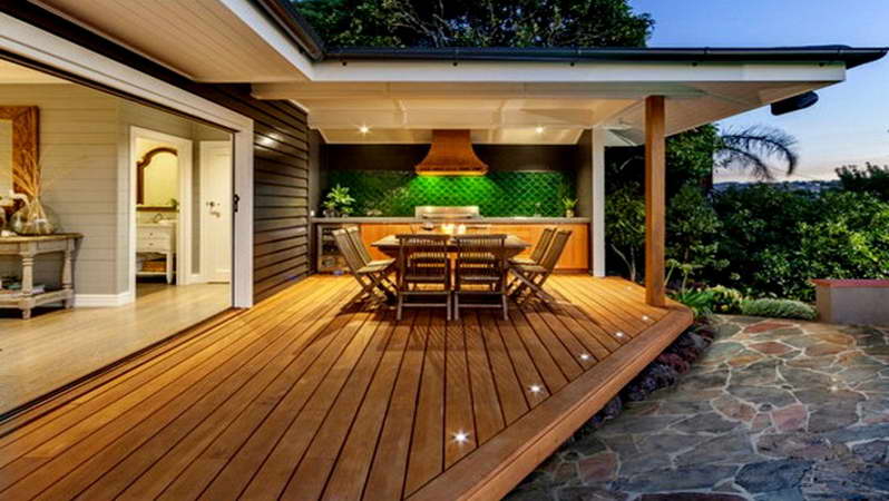 pergola minimalista y suelo de ipe